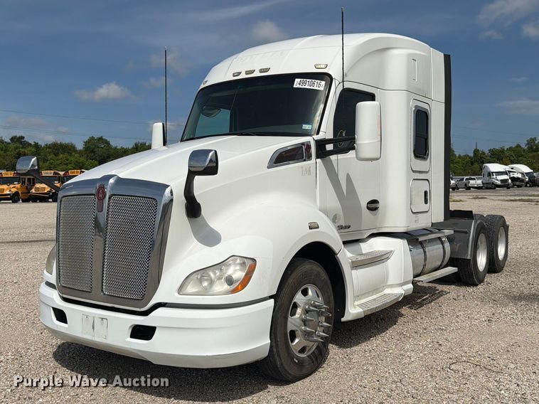 2015 Kenworth T680 semi truck - YA3251