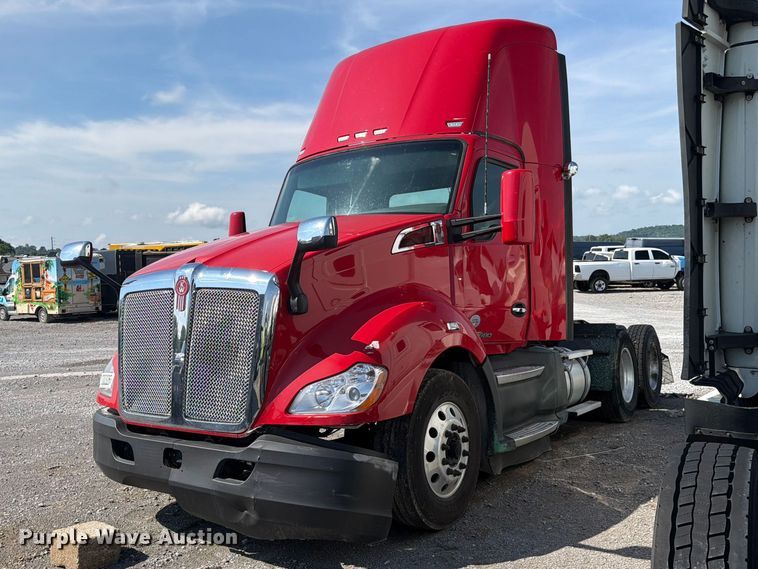 2019 Kenworth T680 semi truck - YA3406