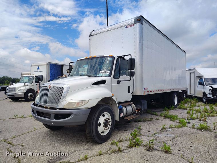 2018 International 4300  box truck - YA3741