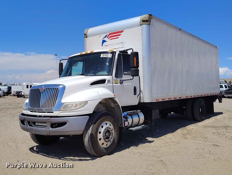 2018 International 4300  box truck - YA3743