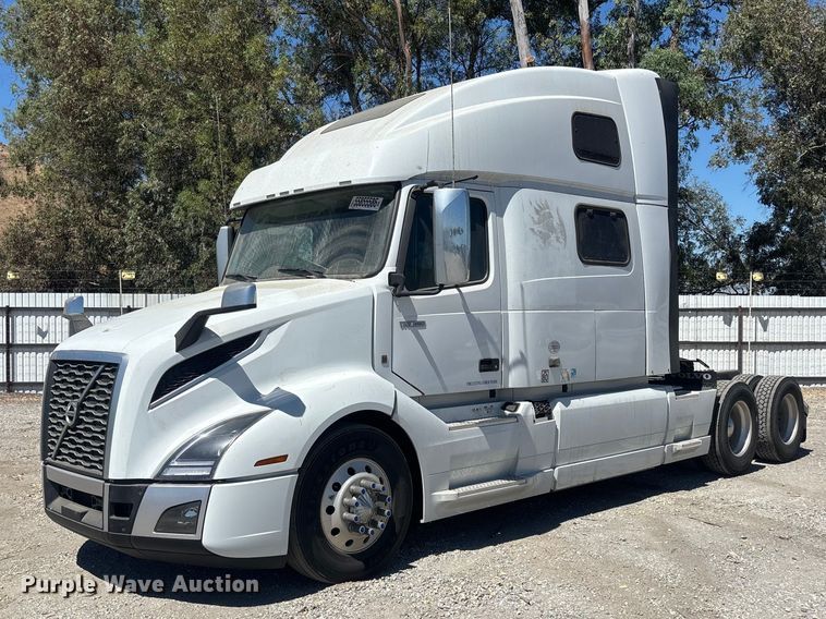 2022 Volvo  VNL semi truck - YA3747