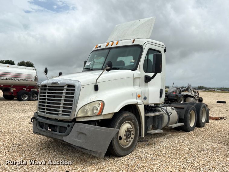 2015 Freightliner Cascadia semi truck - YA3789