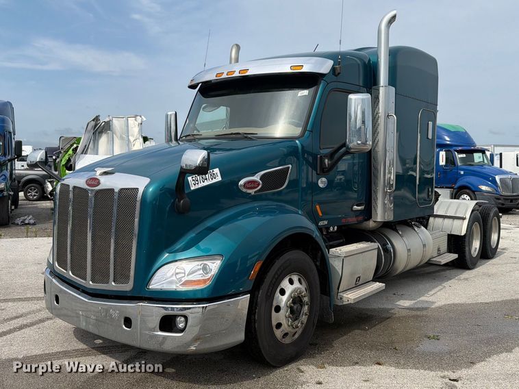 2017 Peterbilt 579 semi truck - YA4092