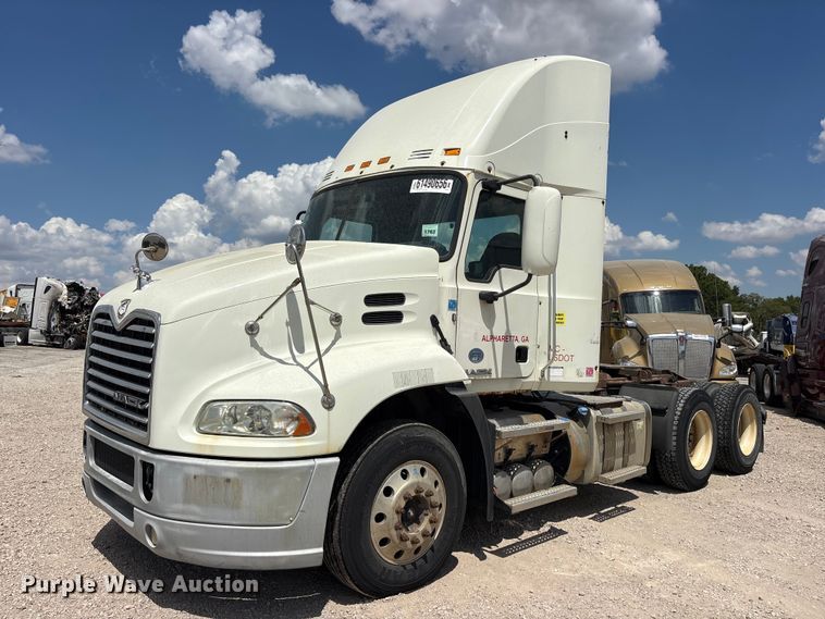 2016 Mack CXU613 semi truck - YA4203