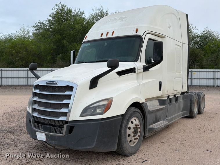 2017 Freightliner Cascadia 126 semi truck - YA6129