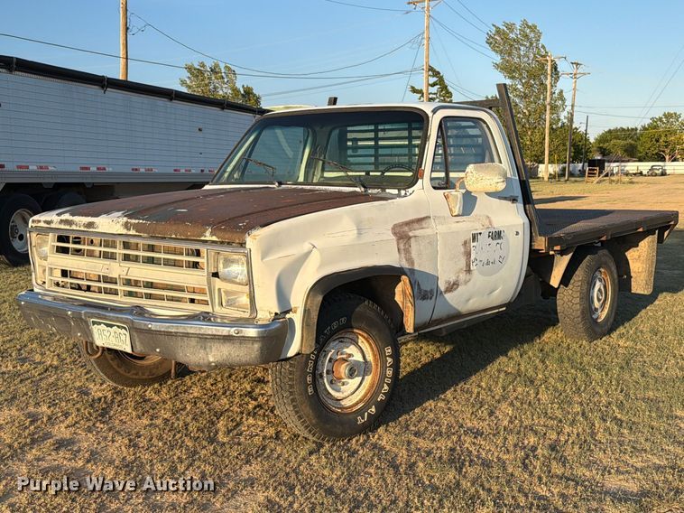 1986 Chevrolet K20 flatbed pickup truck - BI9753