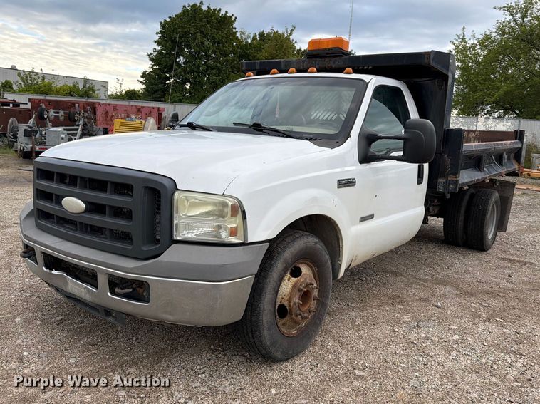 2005 Ford F350 Super Duty flatbed pickup truck - DV2070