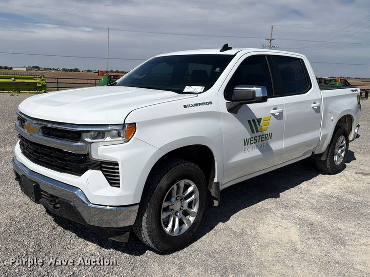 2023 Chevrolet Silverado 1500 Crew Cab pickup truck - DV8654