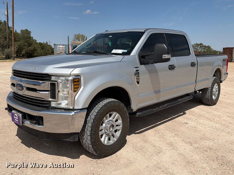 2018 Ford F250 Super Duty Crew Cab pickup truck - DV8656