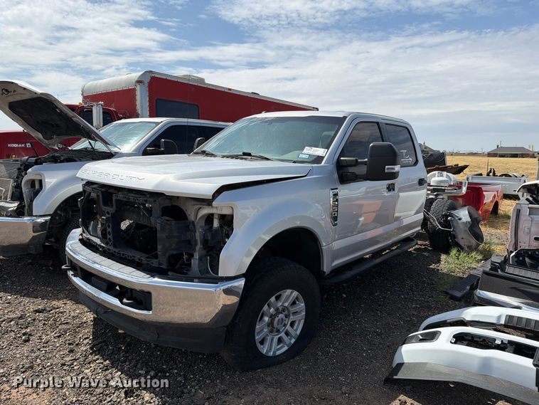 2017 Ford F250 Super Duty Crew Cab pickup truck - DV8659