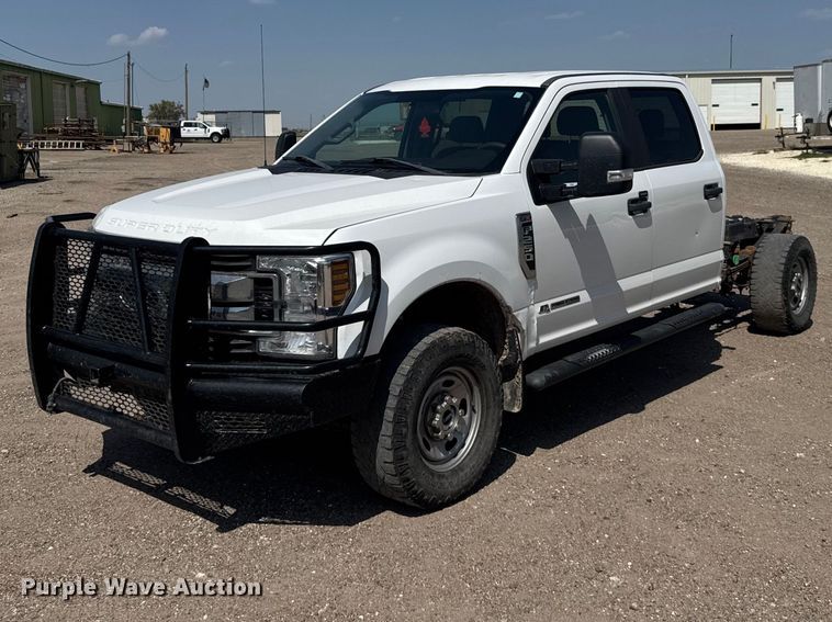 2018 Ford F250 Super Duty Crew Cab pickup truck cab and chassis - DY3302
