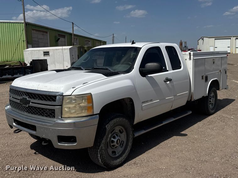 2011 Chevrolet Silverado 2500HD Ext. Cab utility bed pickup truck - DY3303