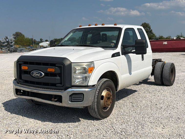2011 Ford F350 Super Duty Ext. Cab pickup truck cab and chassis - DZ4711
