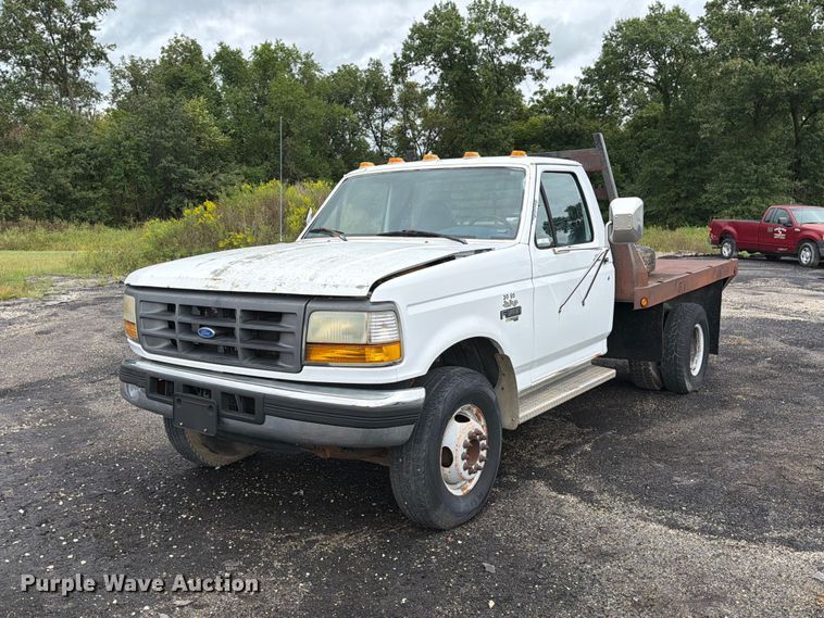 1995 Ford F450 Super Duty flatbed truck - DZ4785