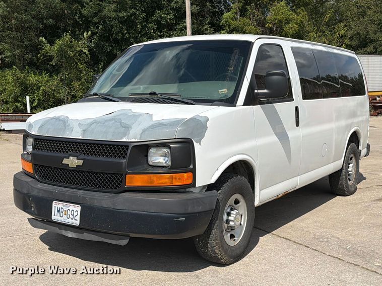 2011 Chevrolet Express 2500 van - DZ4829