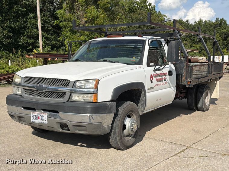 2004 Chevrolet Silverado 3500 flatbed pickup truck - DZ4833