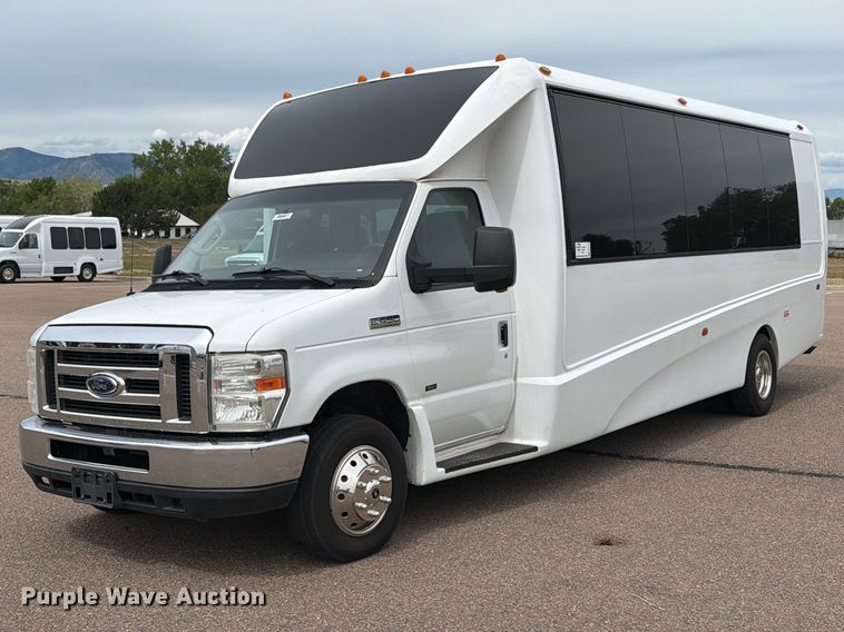 2017 Ford E450 Super Duty shuttle bus - ED0183