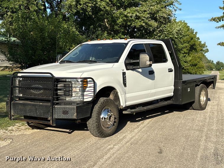 2019 Ford F350 Super Duty Crew Cab pickup truck - EO4461