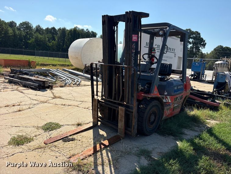 2004 Toyota 7FDU25 forklift - ES8106