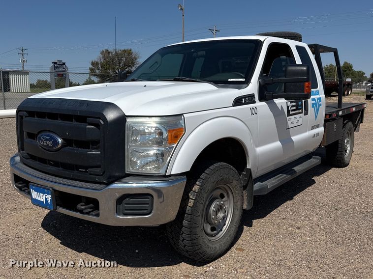2015 Ford F250 Super Duty Ext. Cab flatbed pickup truck - EW4323