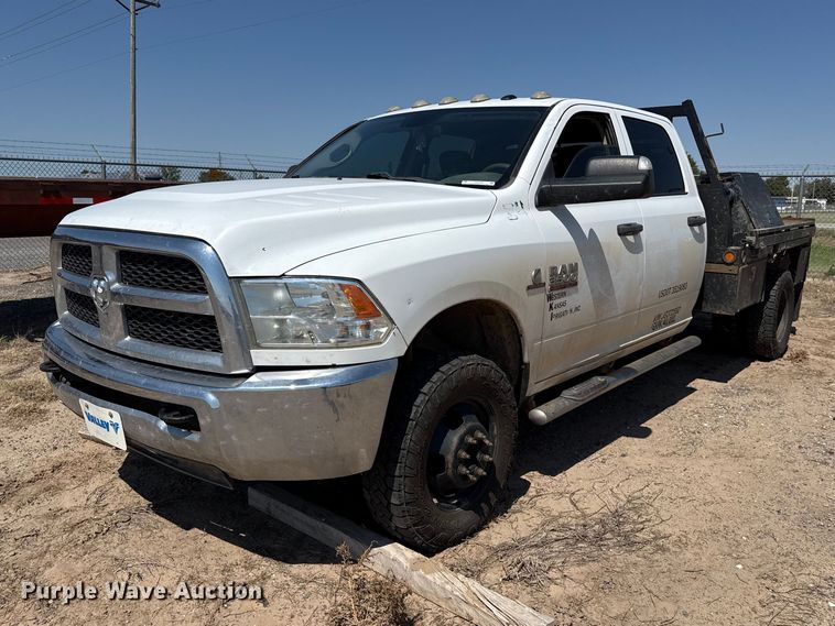 2018 RAM 3500 Crew Cab flatbed pickup truck - EW4326