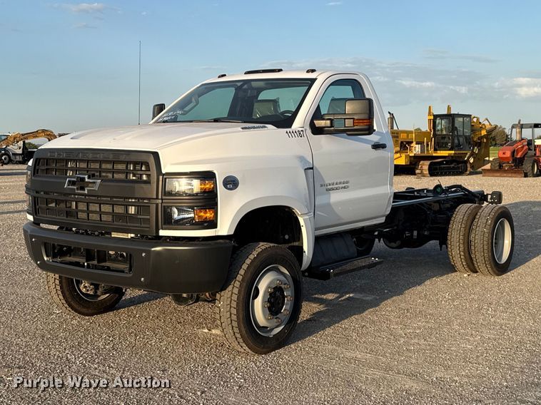 2023 Chevrolet Silverado 5500HD truck cab and chassis - EW8705