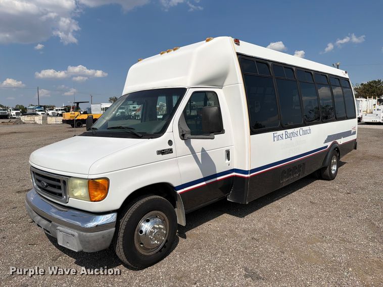 2004 Federal  Ford E450 shuttle bus - FB5106