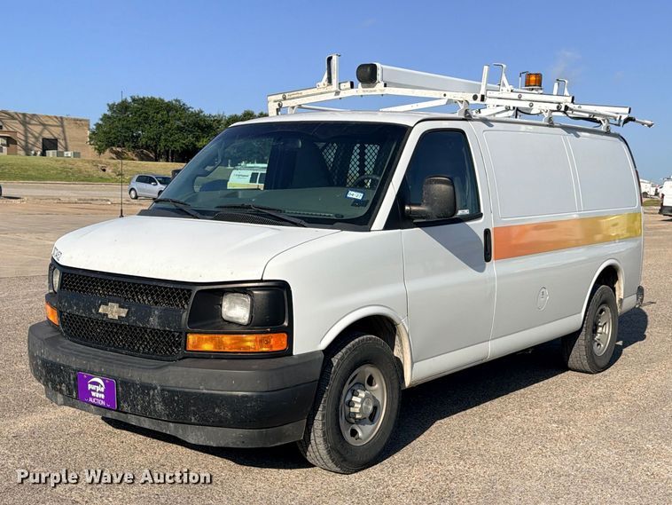 2017 Chevrolet Express 2500 van - FB8286