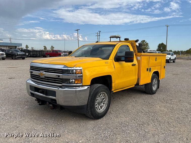 2017 Chevrolet Silverado 3500 utility bed pickup truck - FC4219