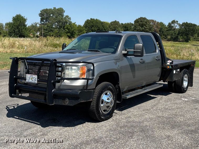 2013 GMC Sierra 3500 SLE Crew Cab flatbed pickup truck - FG0621