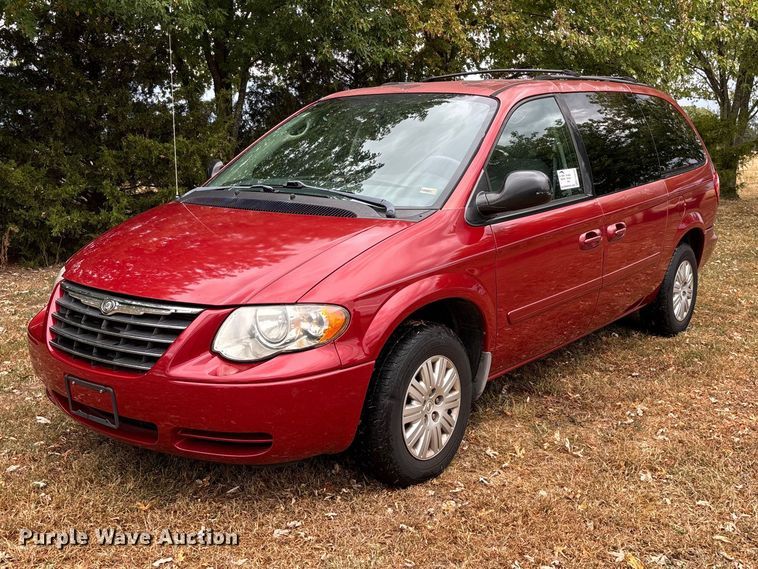 2006 Chrysler Town & Country LX van - FG0669