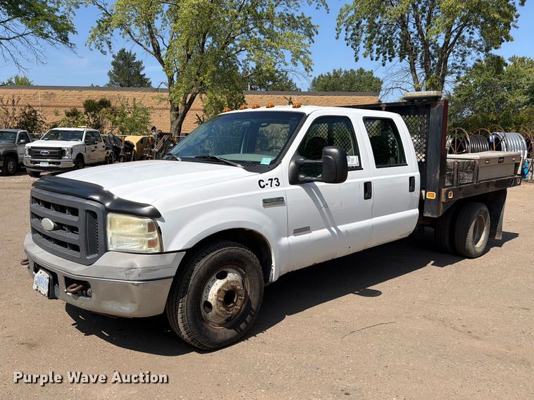 2005 Ford F350 Super Duty Crew Cab flatbed pickup truck - FK3377