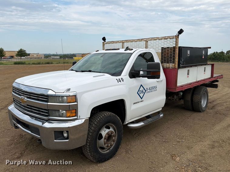 2015 Chevrolet Silverado 3500HD flatbed pickup truck - FK5069