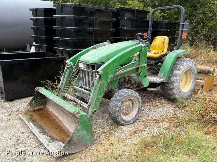John Deere 3320 MFWD tractor - FN2596
