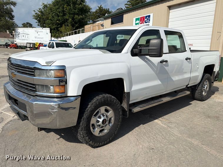2016 Chevrolet Silverado 2500HD Crew Cab pickup truck - FT8017