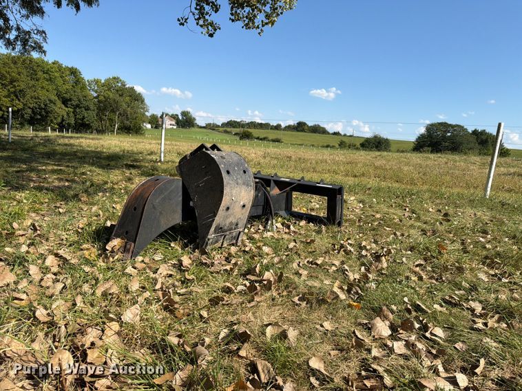 2018 skid steer backhoe - FU4623