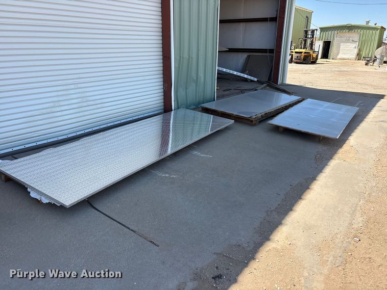 (2) plates of aluminum (8) pieces of aluminum diamond plate - JM9447