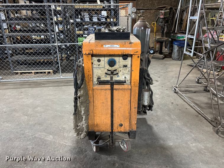 Air reduction company Heliwelder 300amp AC/DC welder - JM9454