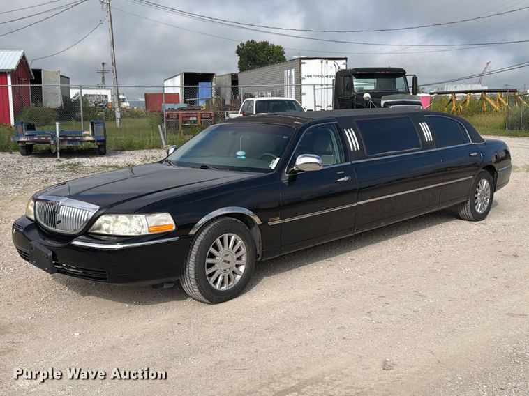 2003 Lincoln Town Car limousine - OE9704