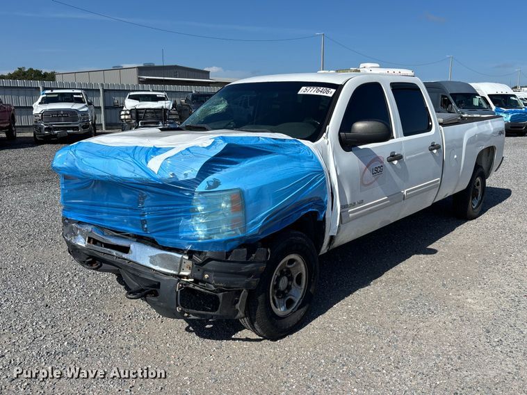 2010 Chevrolet Silverado 2500HD Crew Cab pickup truck - YA3911