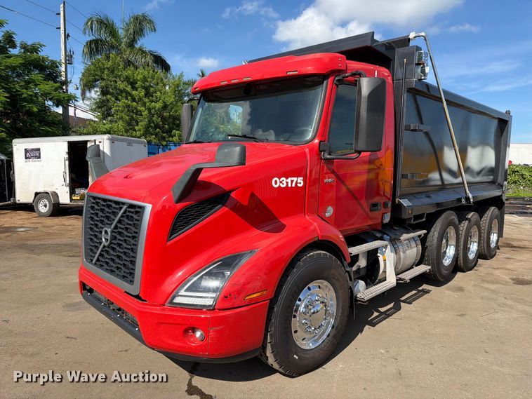 2022 Volvo VNR dump truck - DV7319