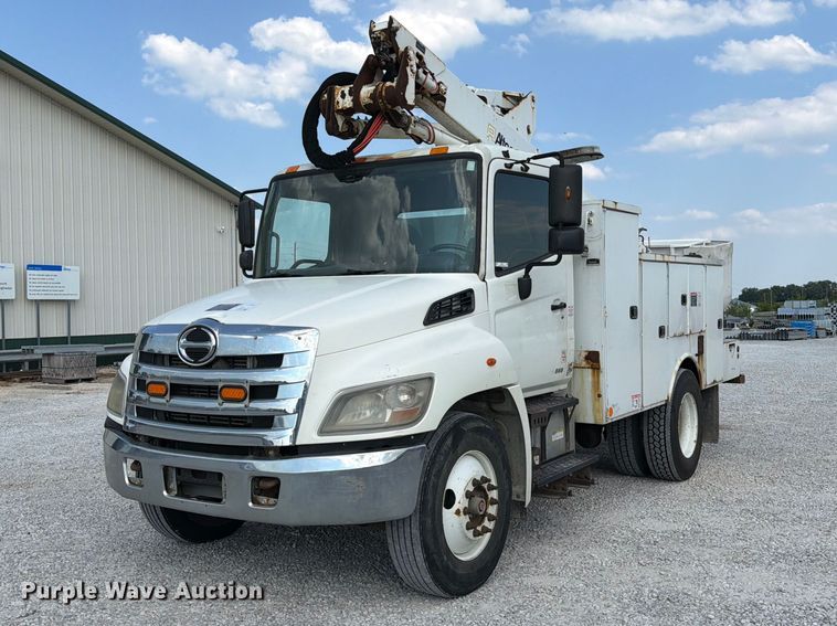 2013 Hino 268 bucket truck - DZ4713