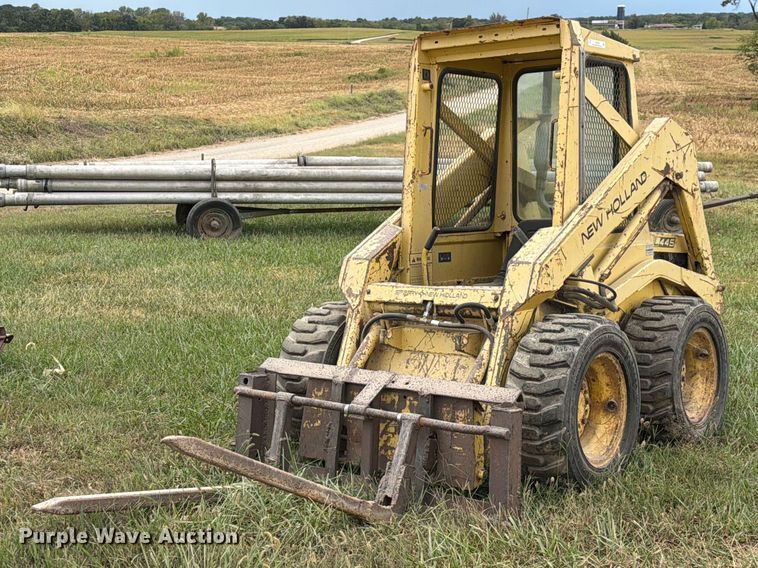 1982 New Holland L-445 skid steer loader - DZ4760
