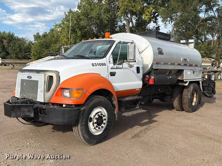 2004 Ford F750 oil distributor truck - EA0471