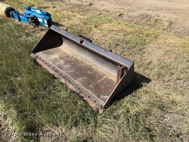 Caterpillar skid steer bucket - EA0485
