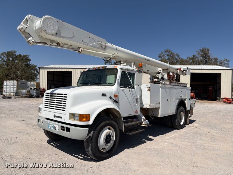 2001 International 4700 bucket truck - EW8810