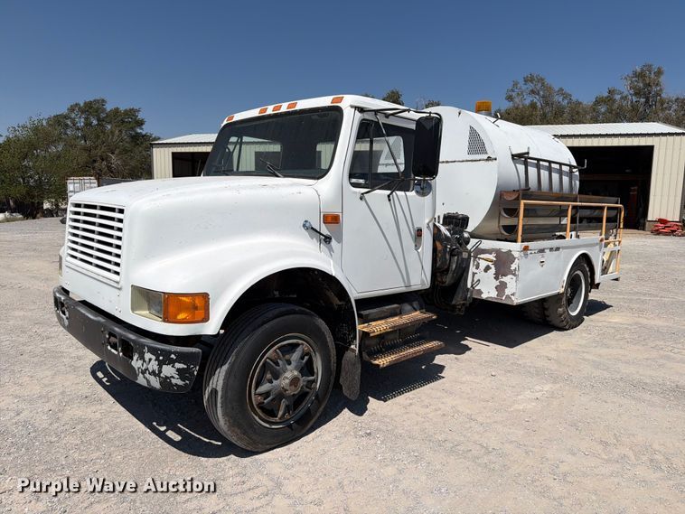 1991 International 4900 vacuum truck - EW8812