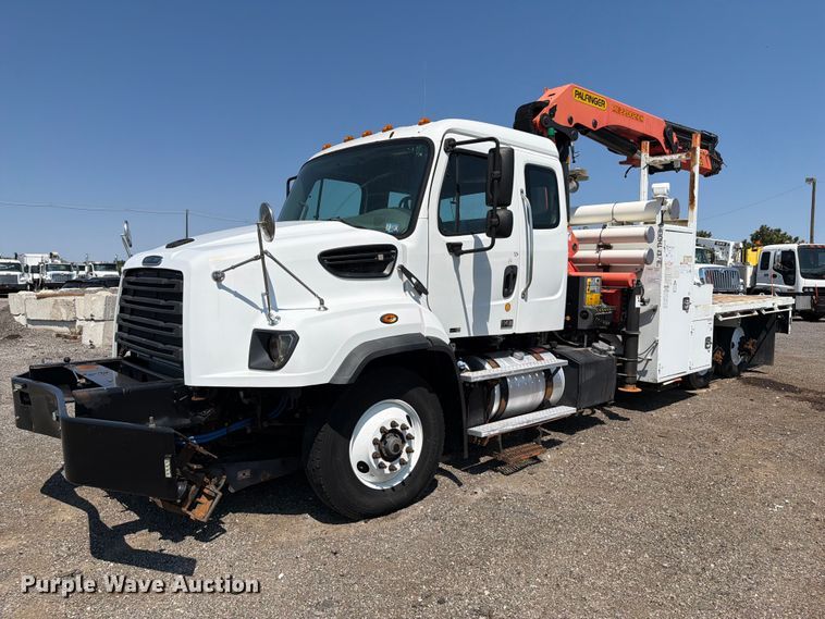 2015 Freightliner 114SD crane truck - FB5092