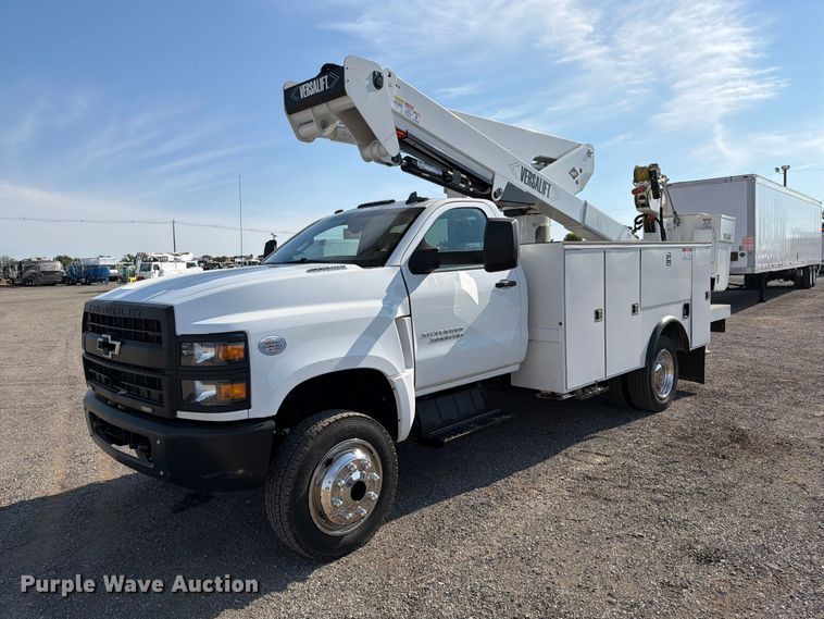 2022 Chevrolet Silverado 5500HD bucket truck - FB5093