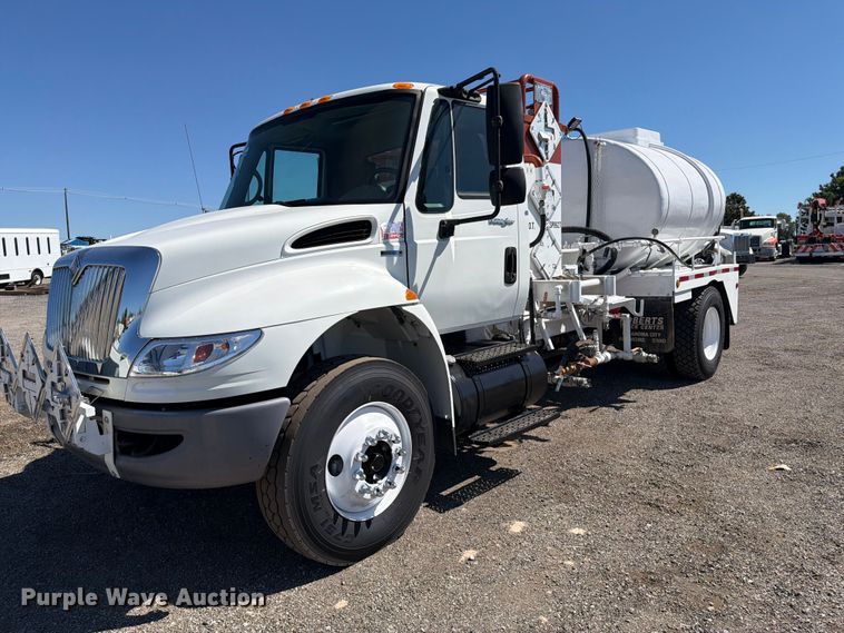 2010 International DuraStar 4400 oilfield acidizing pump truck - FB5117